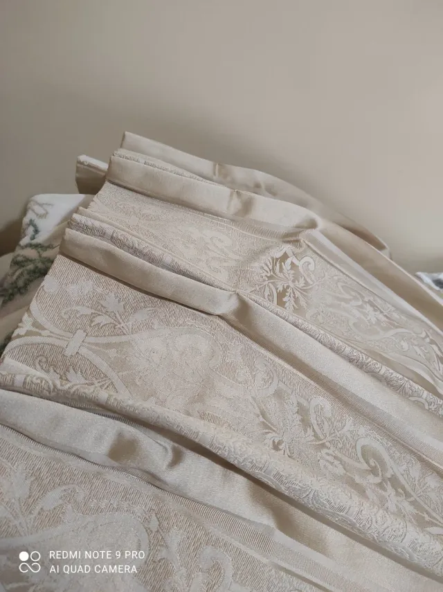 Cortinas beige con diseño .