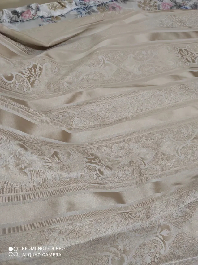 Cortinas beige con diseño .