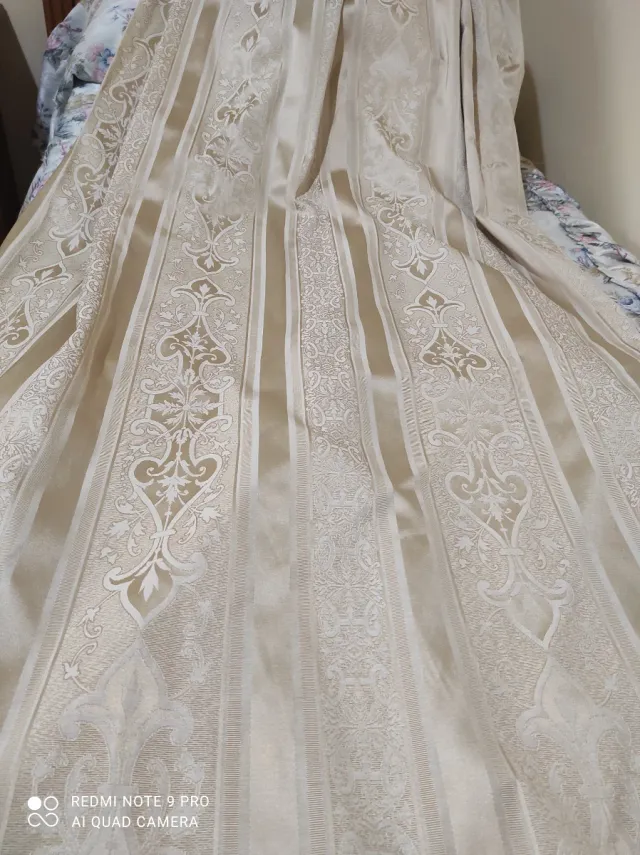 Cortinas beige con diseño .