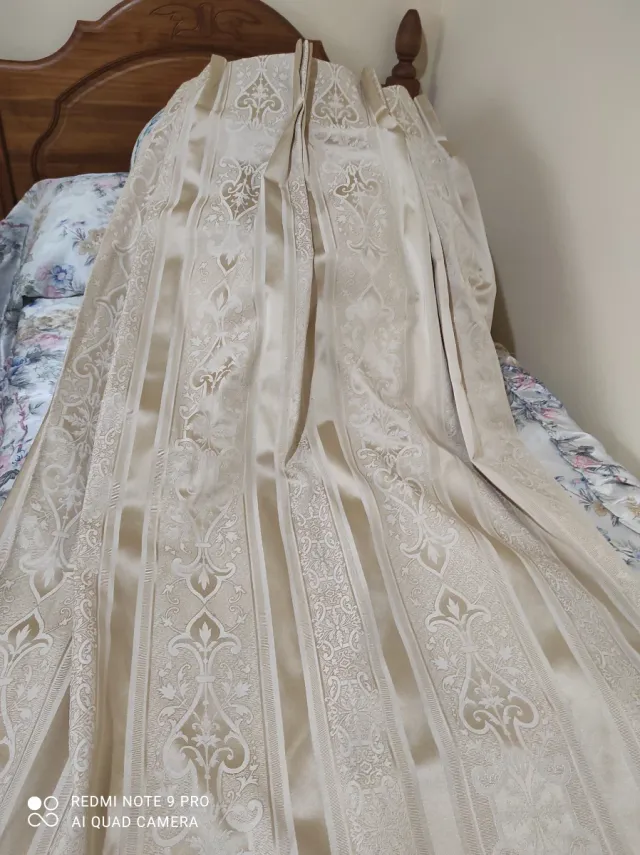 Cortinas beige con diseño .