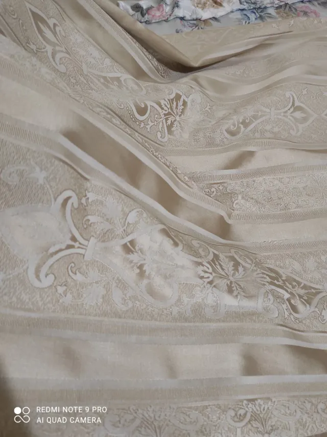 Cortinas beige con diseño .