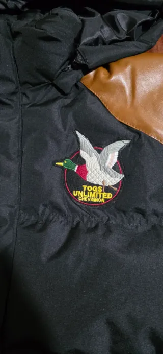 Chaqueta Acolchada con capucha Chevignon Negro.