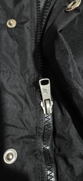 Chaqueta Acolchada con capucha Chevignon Negro.