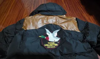 Chaqueta Acolchada con capucha Chevignon Negro.