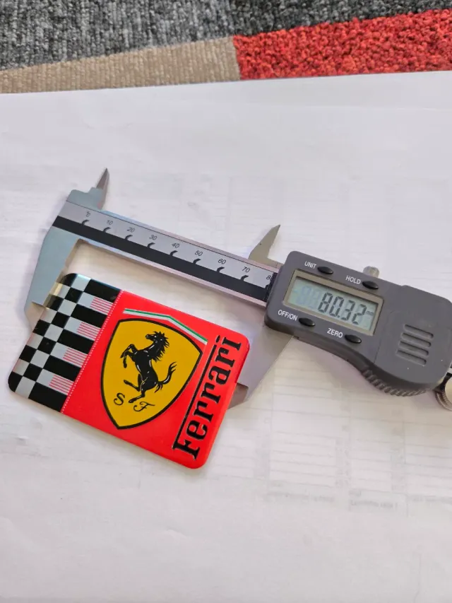 10 Emblemas Ferrari e 3 de Itália