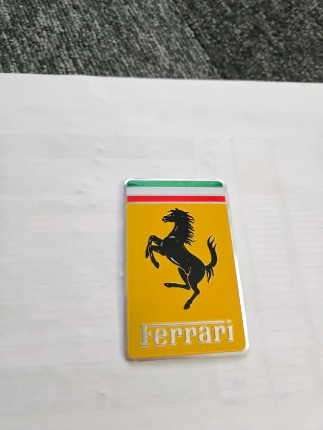 10 Emblemas Ferrari e 3 de Itália