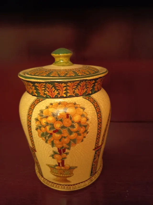 Vaso di ceramica con coperchio