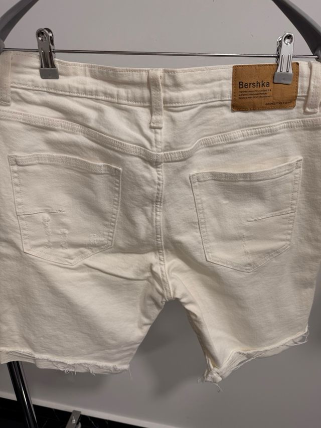 Pantalón corto Bershka Roto Talla 42