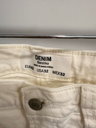 Pantalón corto Bershka Roto Talla 42