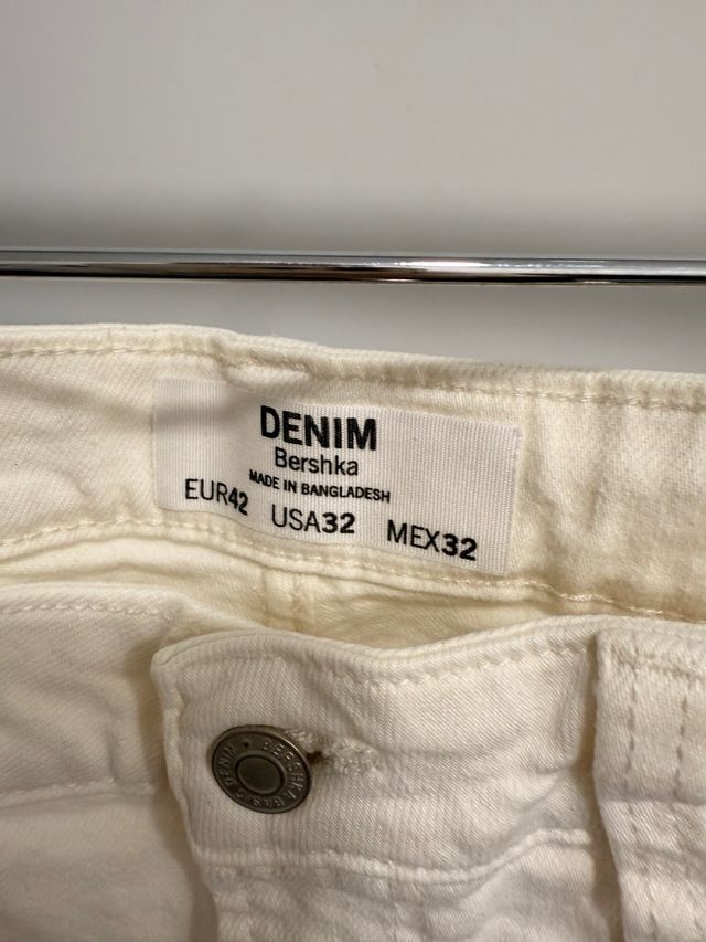 Pantalón corto Bershka Roto Talla 42