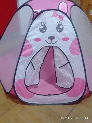 Tienda de campaña infantil con diseño de conejo