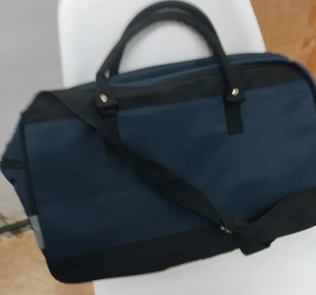 Bolsa de viaje azul y negra nueva.48x28x22.
Ok