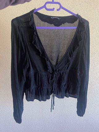Blusa negra con volantes y cordones