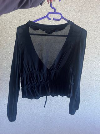 Blusa negra con volantes y cordones