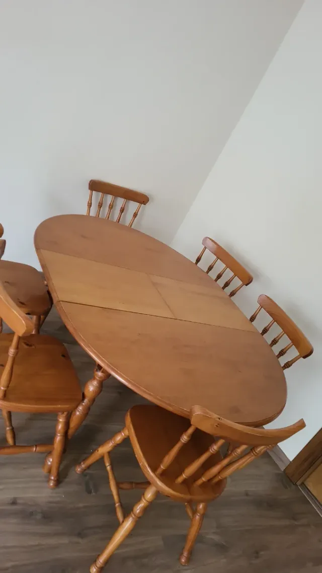 Tavolo e sedie in pino
