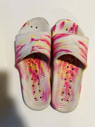Chanclas Nike con diseño multicolor