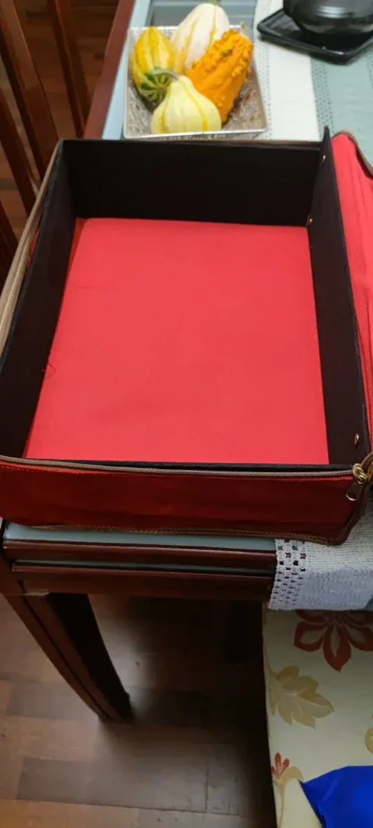 Maleta pequeña plegable marrón y roja