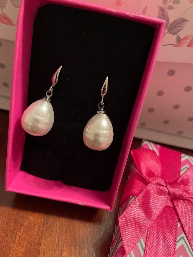 Pendientes largos plateados con perlas