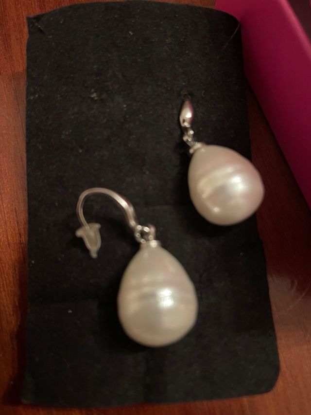 Pendientes largos plateados con perlas