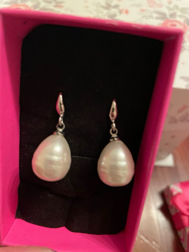 Pendientes largos plateados con perlas