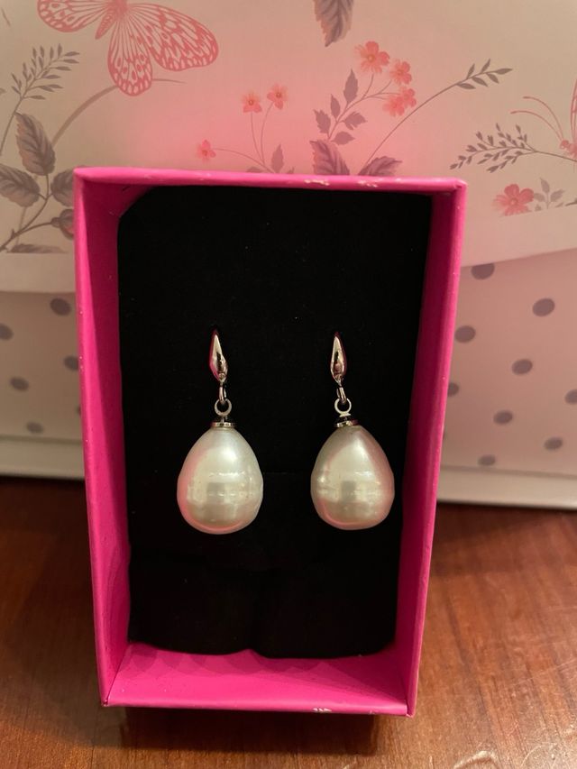 Pendientes largos plateados con perlas