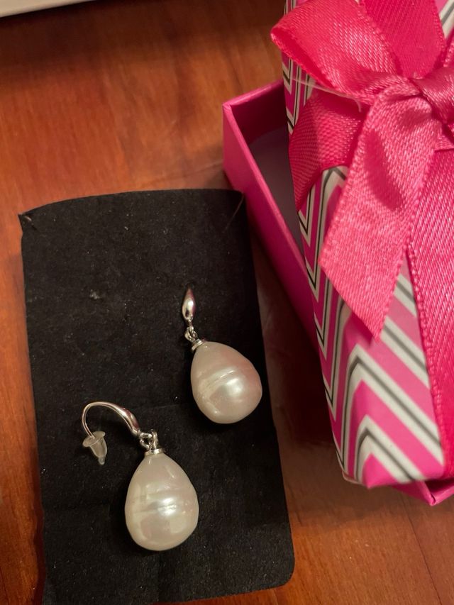 Pendientes largos plateados con perlas