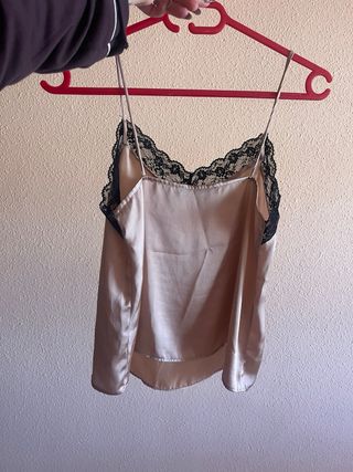 Top lencero beige con encaje negro