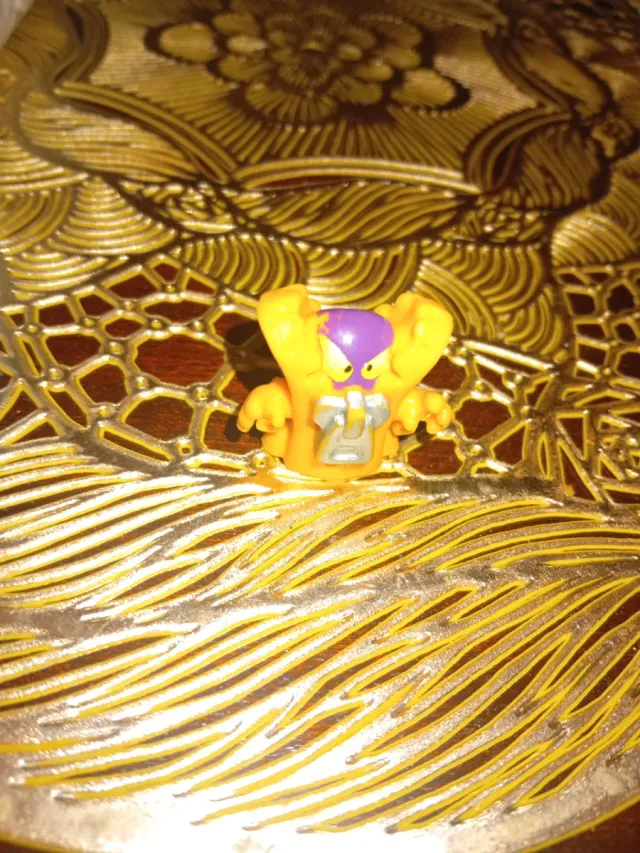 Juguete figura monstruo amarillo y morado