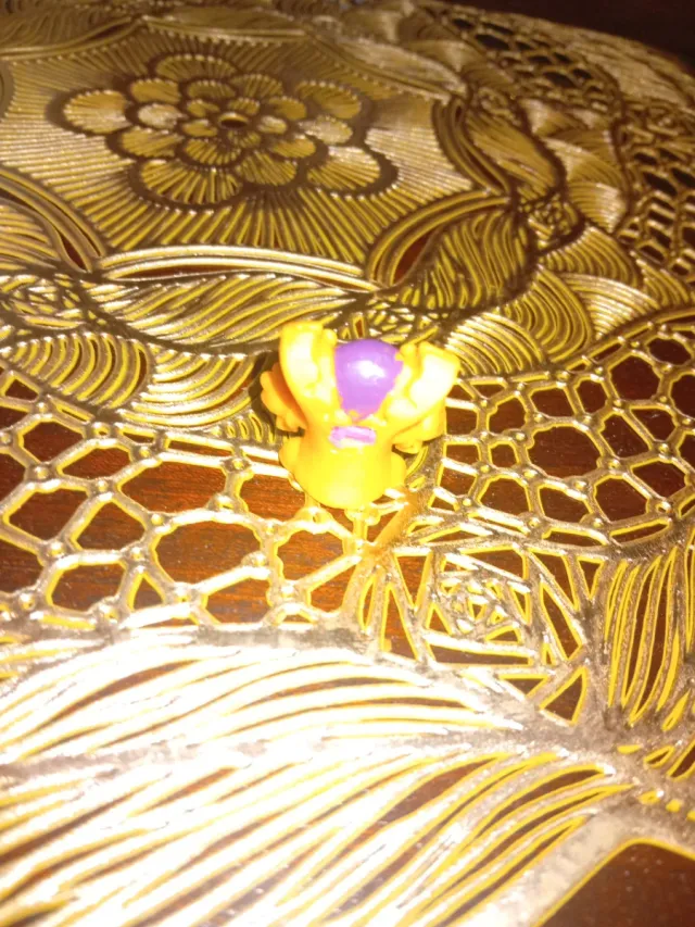 Juguete figura monstruo amarillo y morado