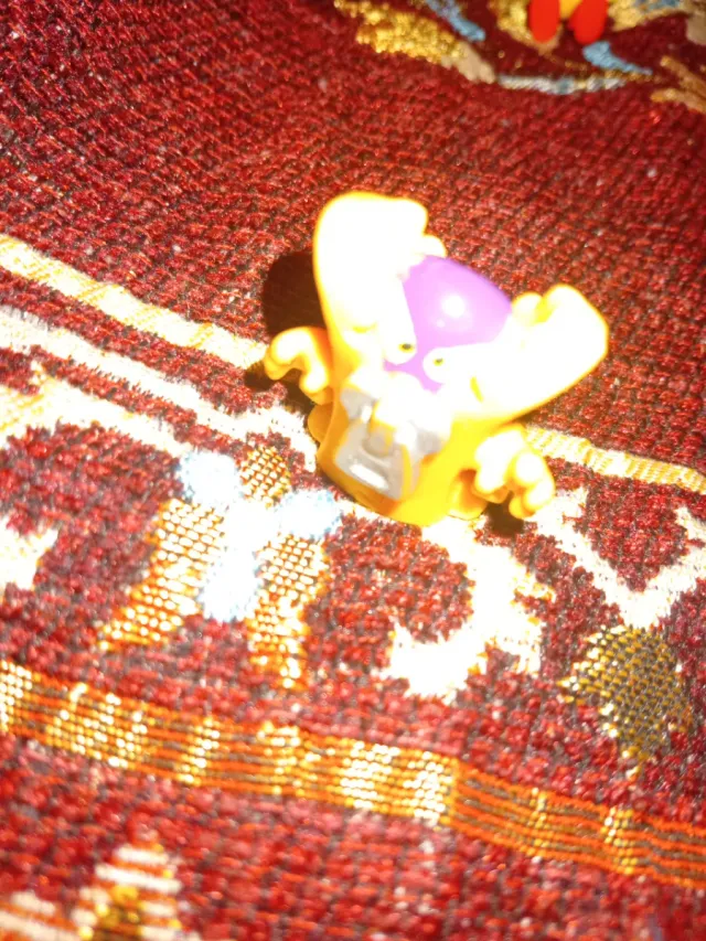 Juguete figura monstruo amarillo y morado