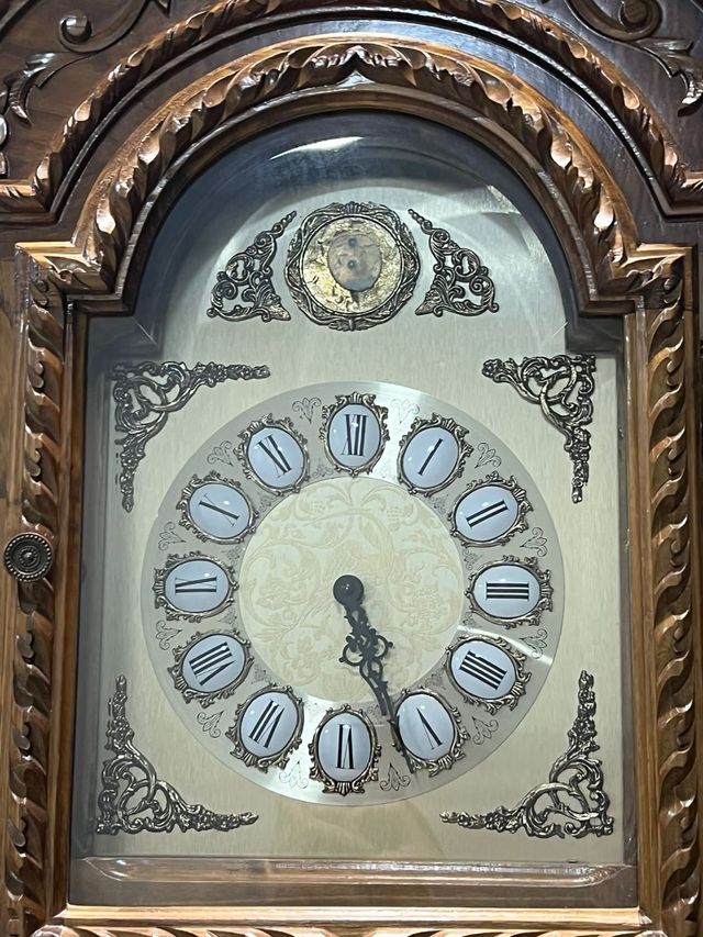 Reloj de pie antiguo tallado a mano