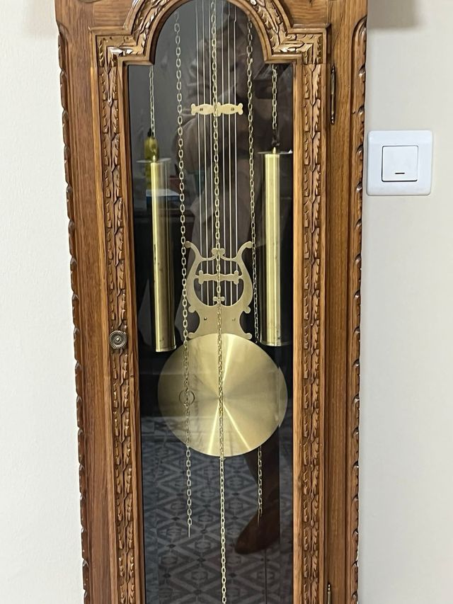 Reloj de pie antiguo tallado a mano