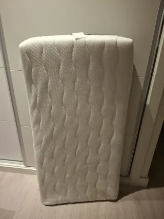 Cuna de viaje doble altura + colchón.