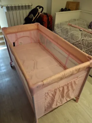 Cuna de viaje doble altura + colchón.