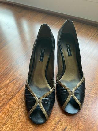 Zapatos de tacón Massimo Dutti negros y dorados