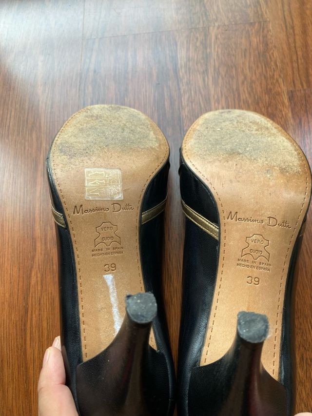 Zapatos de tacón Massimo Dutti negros y dorados