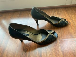 Zapatos de tacón Massimo Dutti negros y dorados