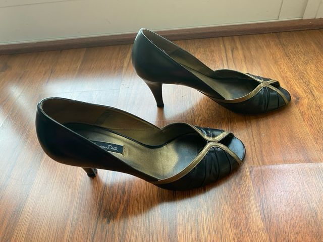 Zapatos de tacón Massimo Dutti negros y dorados