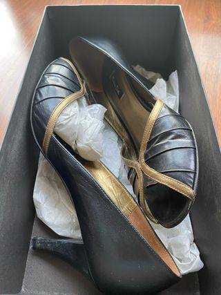 Zapatos de tacón Massimo Dutti negros y dorados