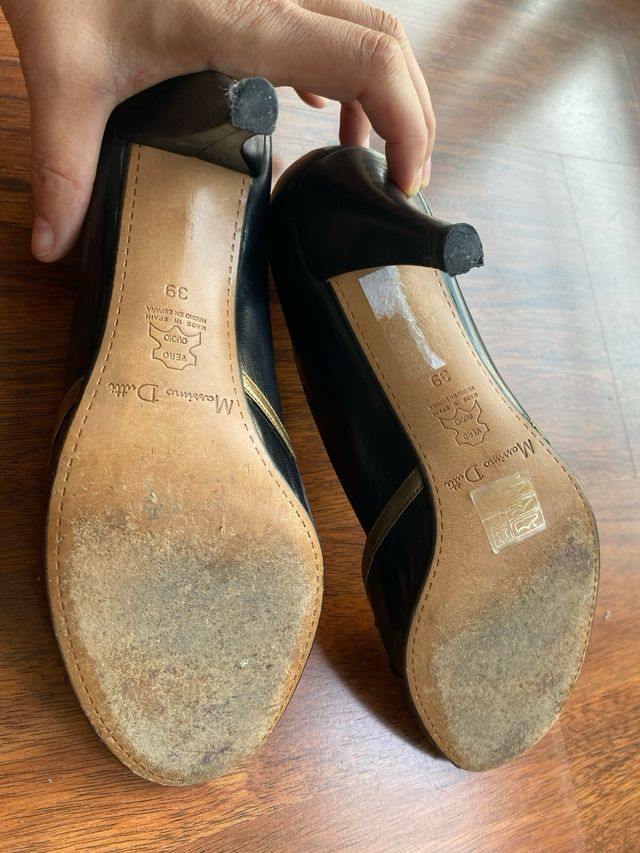 Zapatos de tacón Massimo Dutti negros y dorados