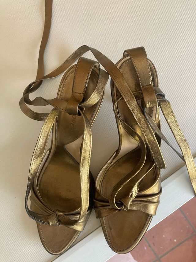 Sandalias doradas con tiras. Piel. Poco uso.
