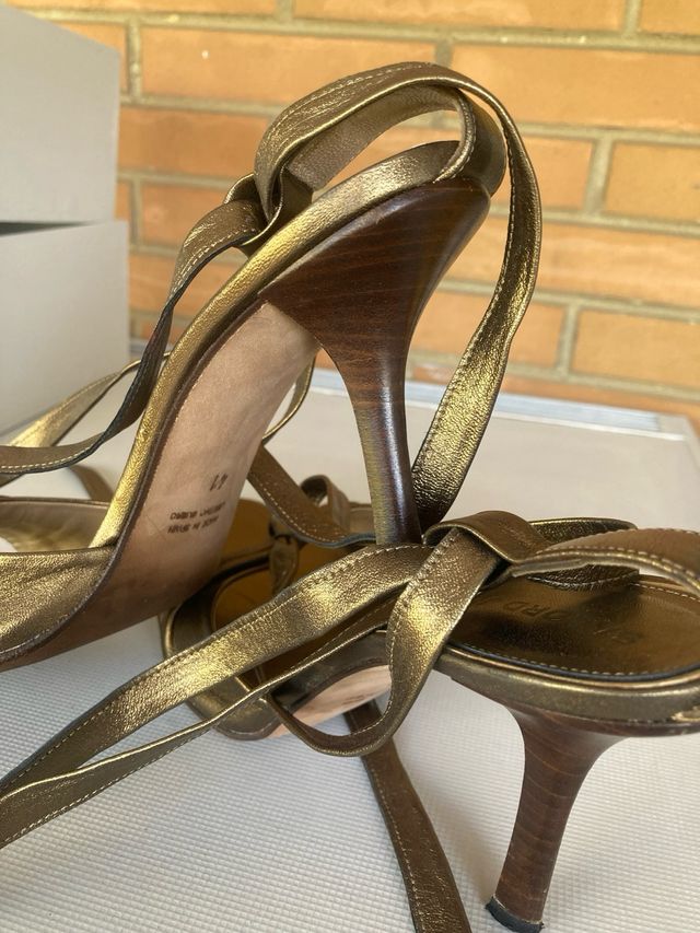 Sandalias doradas con tiras. Piel. Poco uso.