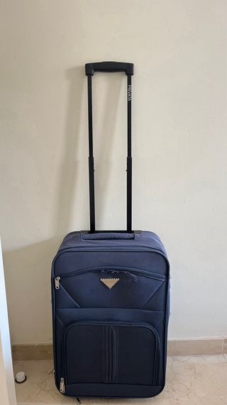 Maleta de viaje azul con ruedas