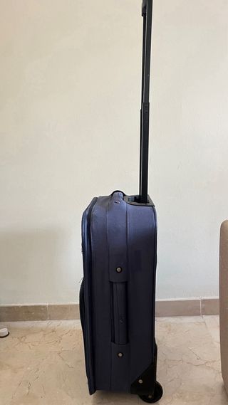 Maleta de viaje azul con ruedas