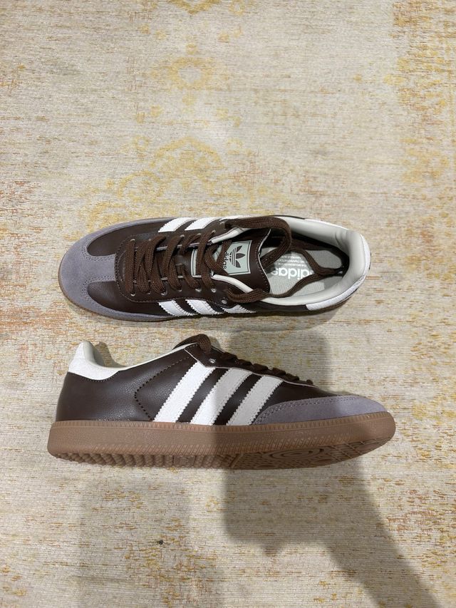 Zapatillas ESTILO Adidas Marrones y Blancas