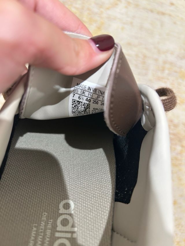 Zapatillas ESTILO Adidas Marrones y Blancas