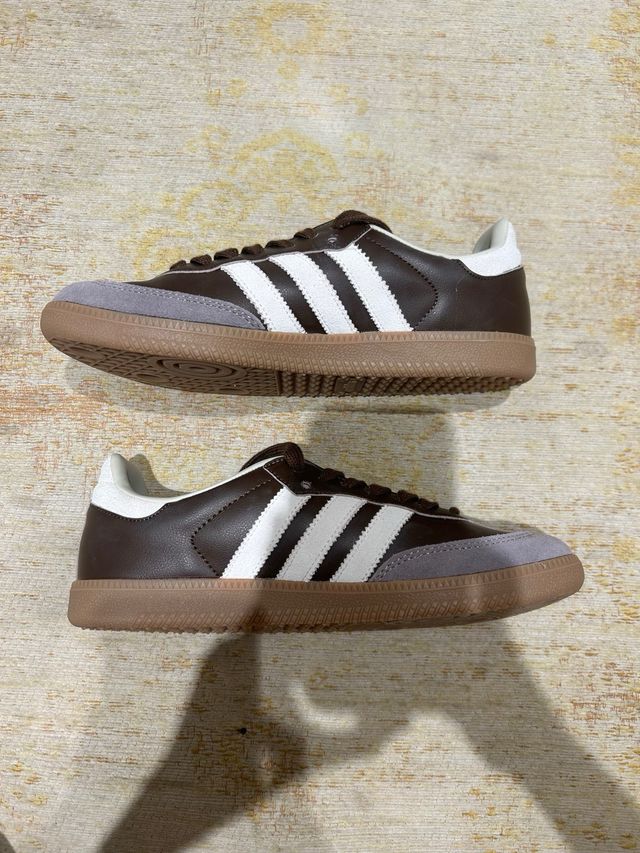 Zapatillas ESTILO Adidas Marrones y Blancas