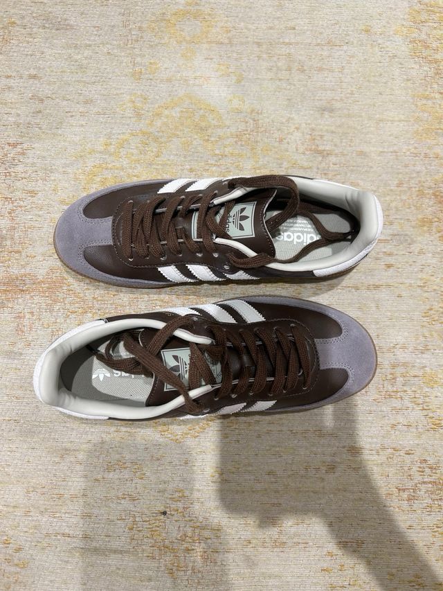 Zapatillas ESTILO Adidas Marrones y Blancas