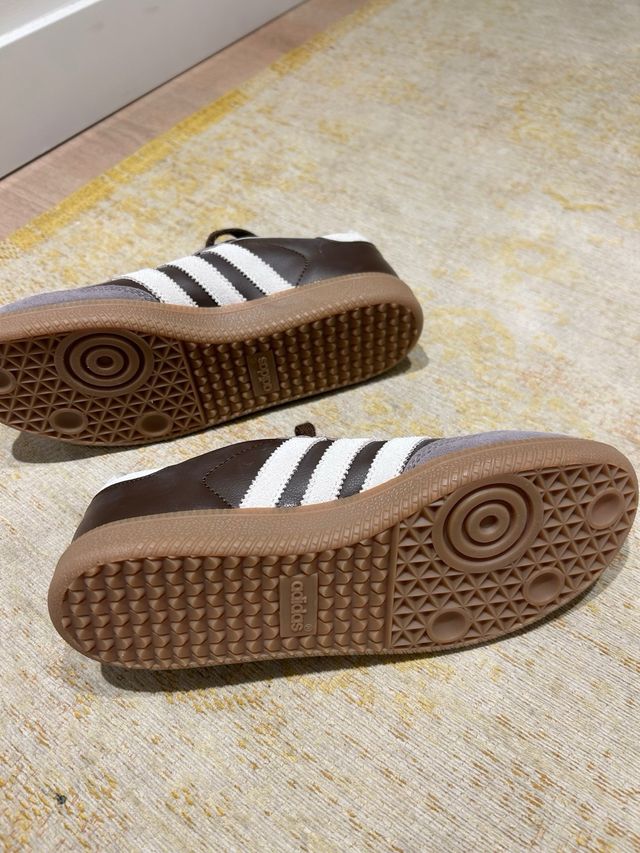 Zapatillas ESTILO Adidas Marrones y Blancas