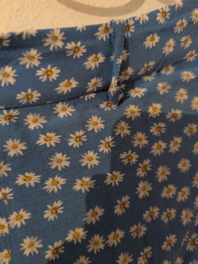 Falda pantalón corta con estampado de margaritas s